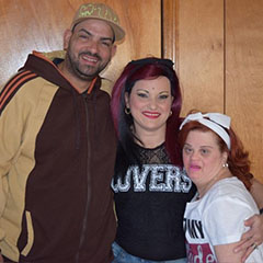 Portrait image of Damaris Cardona and her family